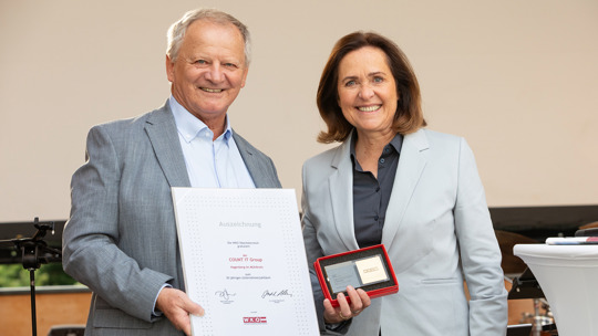 Maximilian Wurm mit der Jubiläumsmedaille der WKO OÖ, verliehen durch Angelika Sery-Froschauer - Foto von Mag. Richard Haidinger