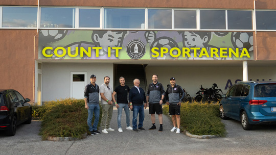 Vorstandsmitglieder des ASV mit Vertretern der COUNT IT ©Daniel Reindl/ASV Hagenberg