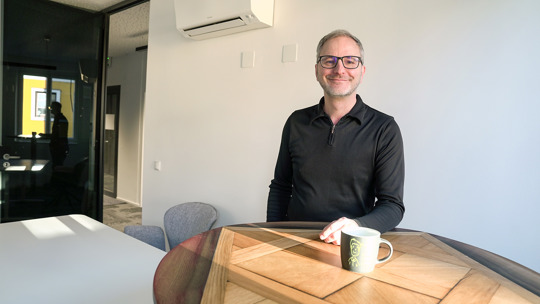 COUNT IT CEO Peter Berner fühlt sich wohl im Linzer Office.